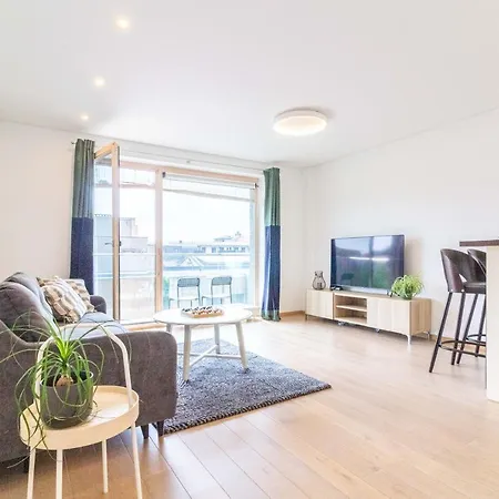 Cohost I Sunny Center Apt, Covered Parking, Balcony & Self Check-in