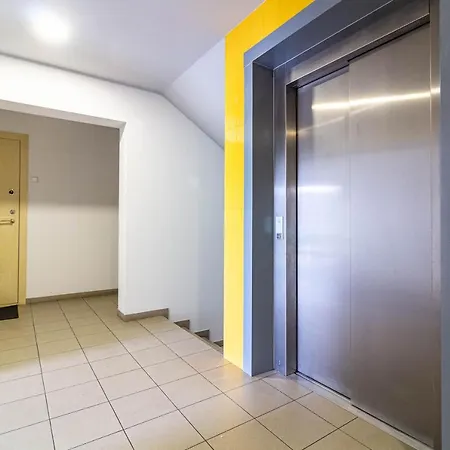Apartment Cohost I Sunny Center Apt, Covered Parking, Balcony & Self Check-in *