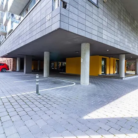 Cohost I Sunny Center Apt, Covered Parking, Balcony & Self Check-in Apartment *