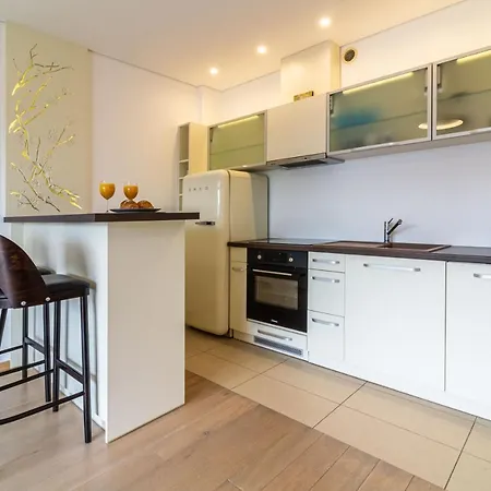 Apartment Cohost I Sunny Center Apt, Covered Parking, Balcony & Self Check-in