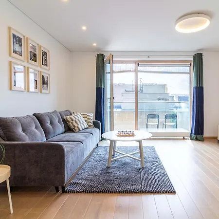 Cohost I Sunny Center Apt, Covered Parking, Balcony & Self Check-in