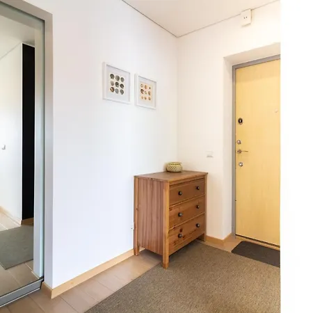 Apartment Cohost I Sunny Center Apt, Covered Parking, Balcony & Self Check-in