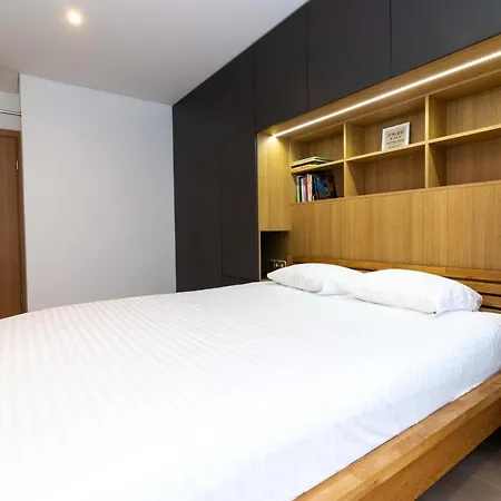 Sunny Center Apt, Covered Parking, Balcony & Self Check-in *