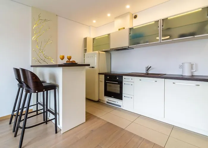 Apartmán Sunny Center Apt, Covered Parking, Balcony & Self Check-in