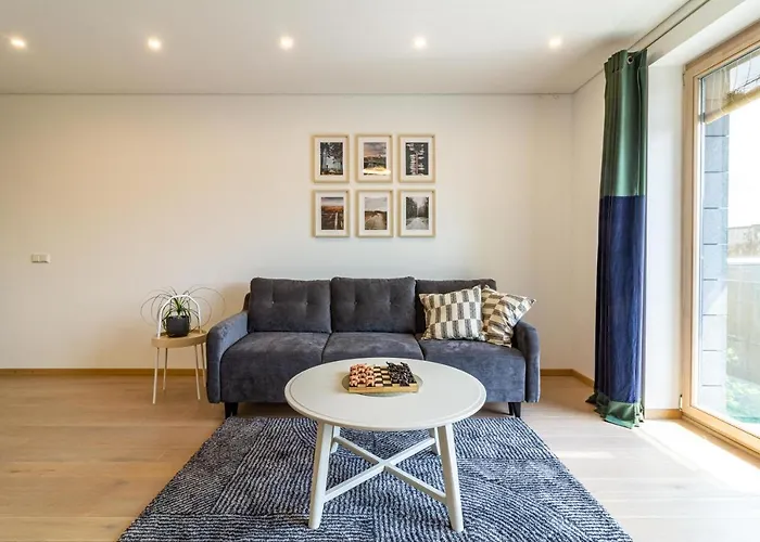 Sunny Center Apt, Covered Parking, Balcony & Self Check-in