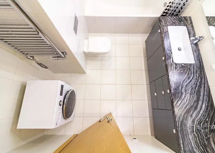 Sunny Center Apt, Covered Parking, Balcony & Self Check-in *