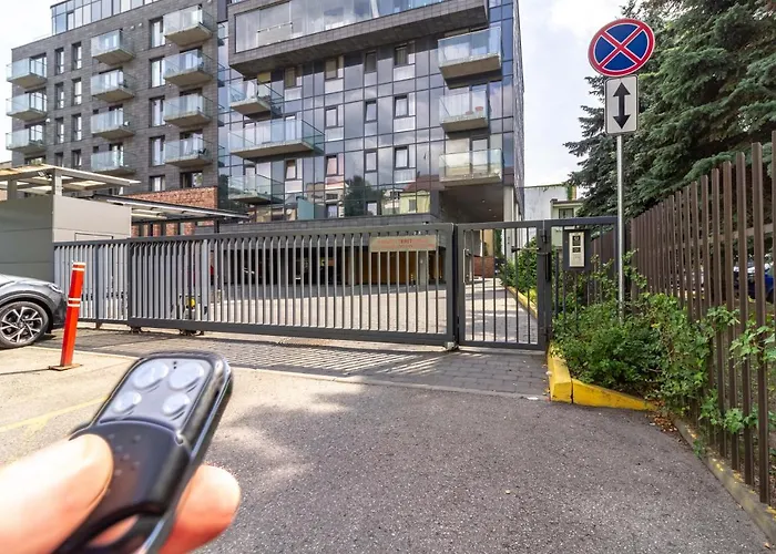 Sunny Center Apt, Covered Parking, Balcony & Self Check-in