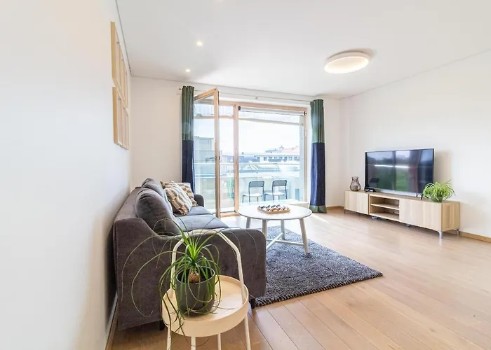 Sunny Center Apt, Covered Parking, Balcony & Self Check-in * Kaunas