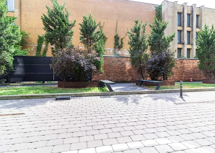 Sunny Center Apt, Covered Parking, Balcony & Self Check-in *