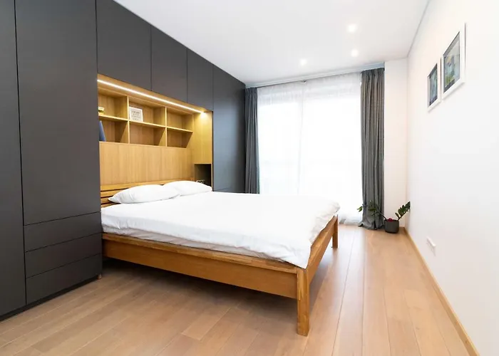 Sunny Center Apt, Covered Parking, Balcony & Self Check-in Apartmán *