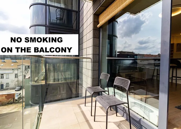 Sunny Center Apt, Covered Parking, Balcony & Self Check-in *